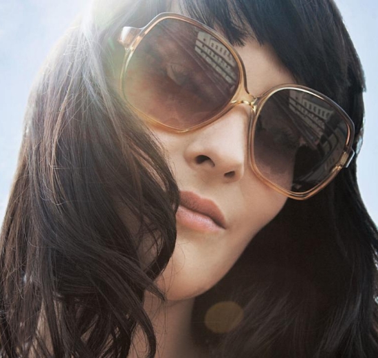 Frau mit großer Sonnenbrille. 